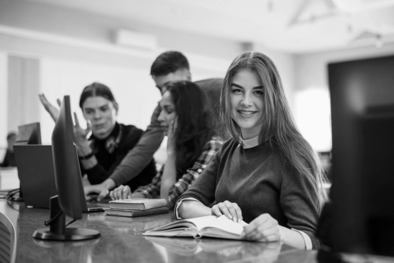 Espace de travail organisé avec ordinateur et documentation financière